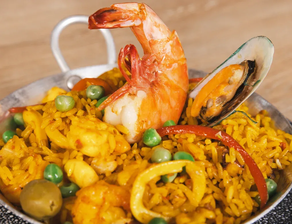 Arroz amarillo con camarón y mejillón servido en paellera en Pescocentro Búcaro, Bucaramanga