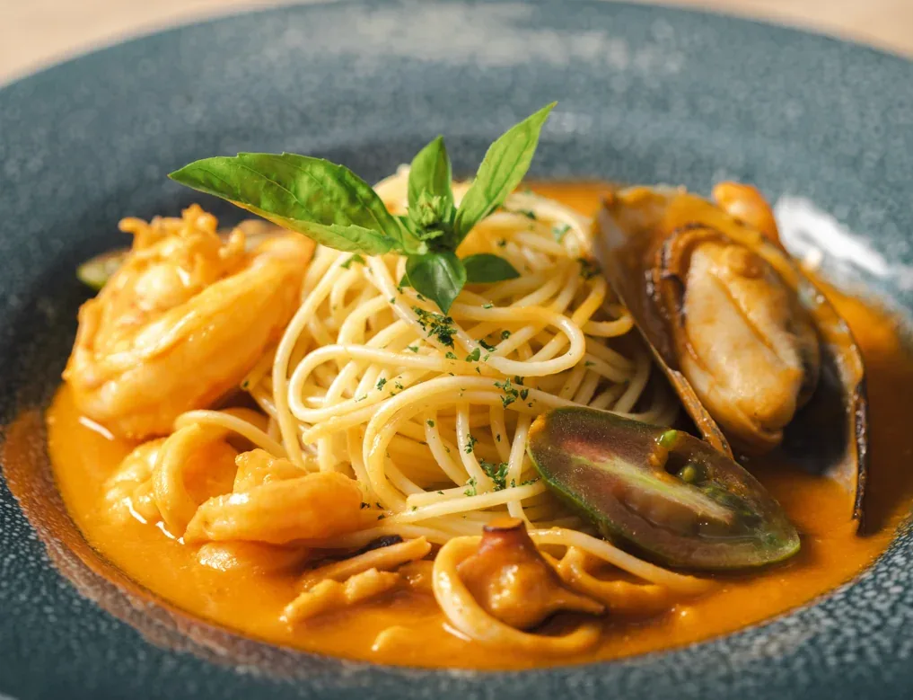 Espagueti con camarón y mejillón en salsa anaranjada, plato de mar de Pescocentro en Bucaramanga